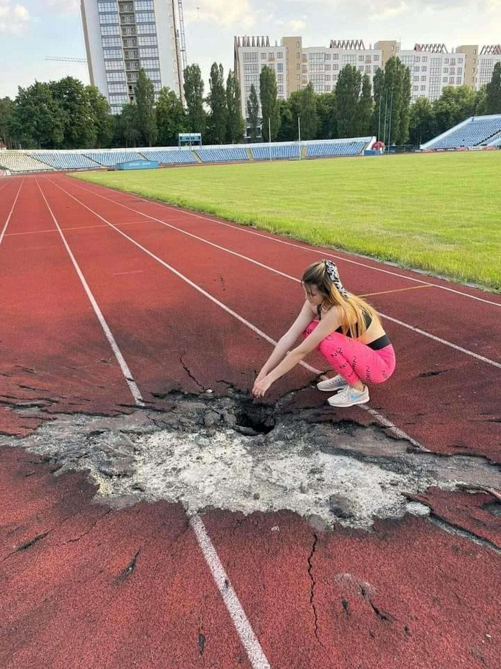 Ουκρανία: Ταρτάν στίβου τρύπησε από βομβαρδισμό! runbeat.gr
